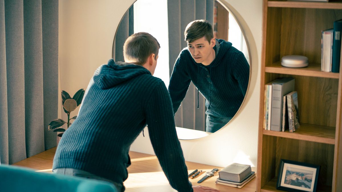 Sa zenn frer pe get dan laglas avek latristes anmezir i reflesir lo son febles.