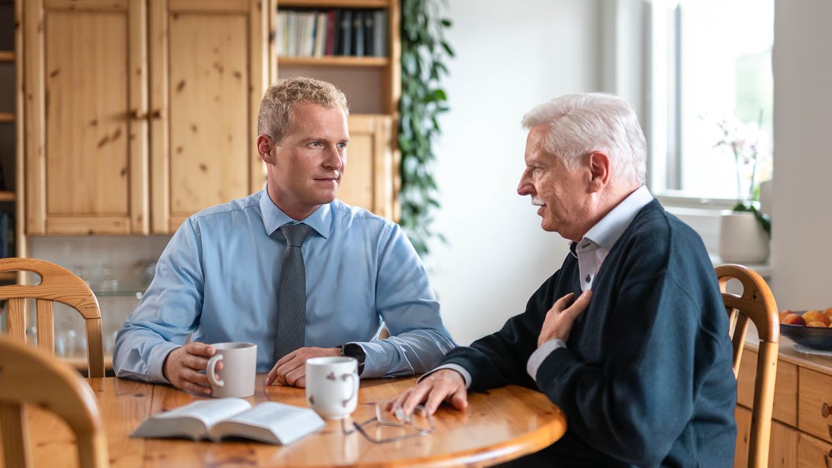 En zenn ansyen i vizit en frer pli aze kot son lakour e i ekout li atantivman anmezir ki i eksprim son santiman.