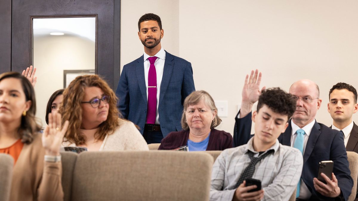 Sa frer i obzerv sa garson pandan renyon. Sa garson pa paret enterese, i pa asiz byen dan son sez e i get son telefonn.