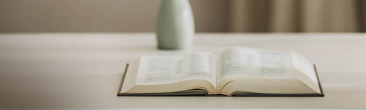 Otevřená Bible na stole
