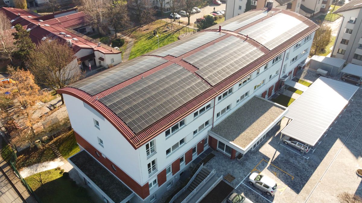 Letecký pohled na fotovoltaické panely umístěné na střeše slovinské pobočky