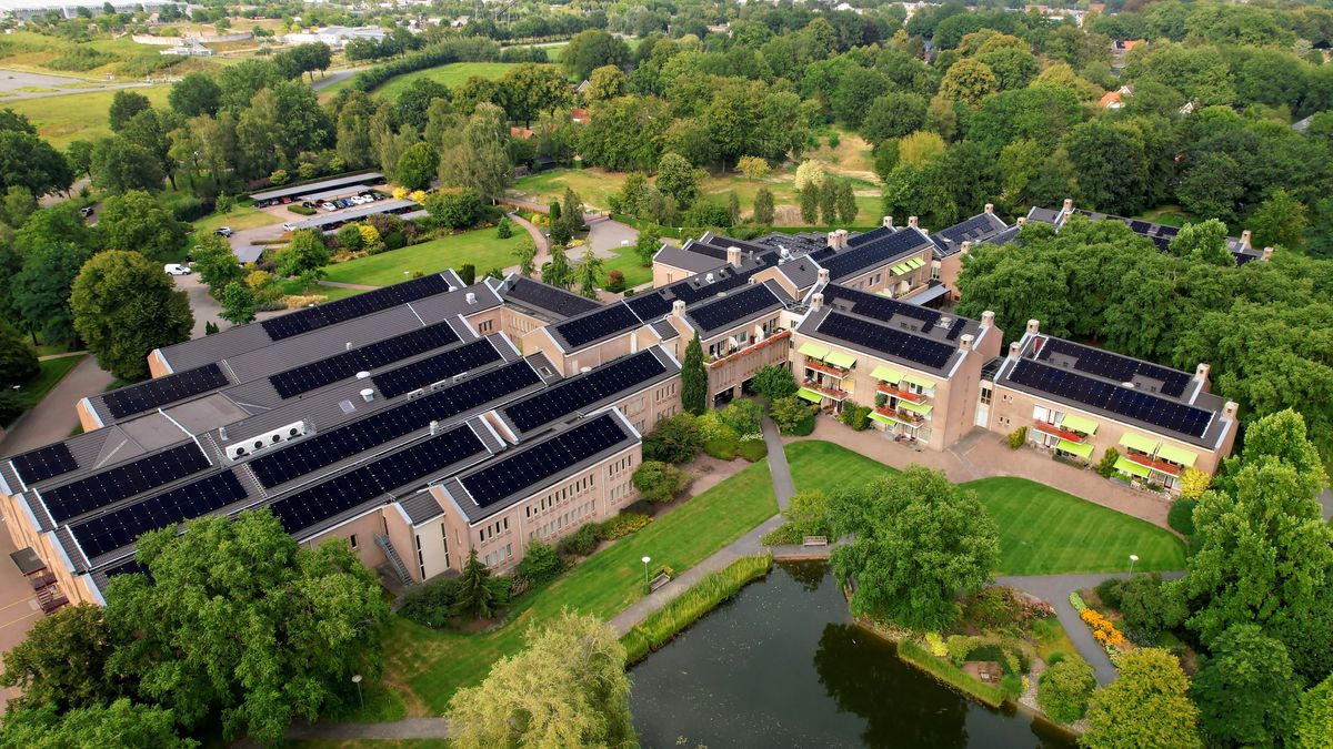 Letecký pohled na komplex budov nizozemské pobočky. Na střechách jsou instalované fotovoltaické panely.