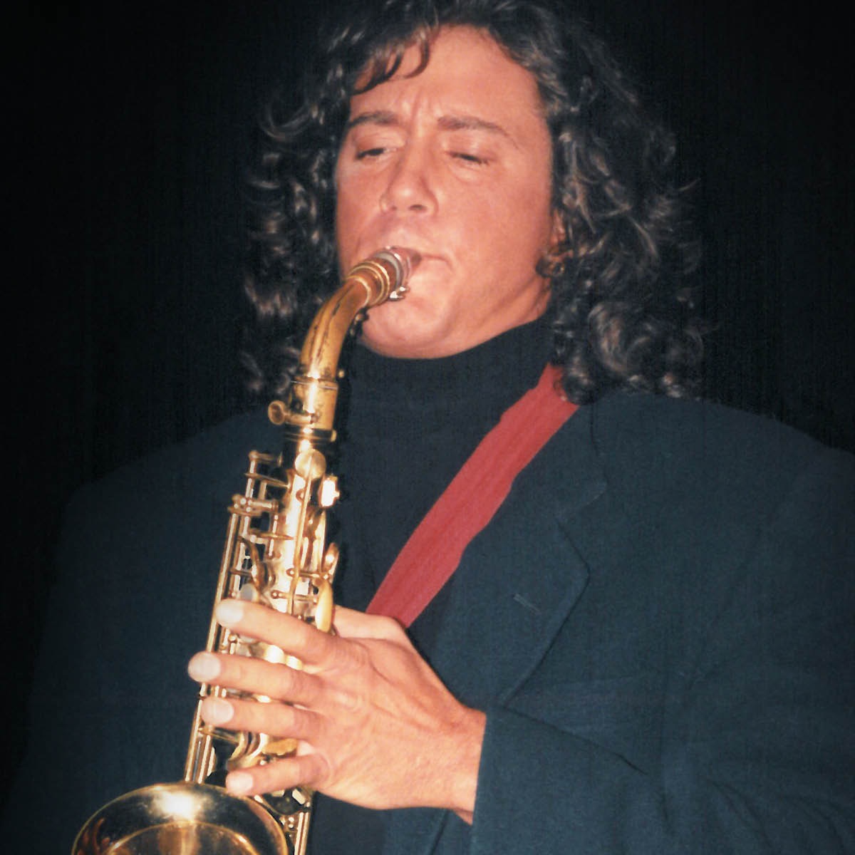 Mladý Stéphane Wallace Turcotte hraje na saxofon