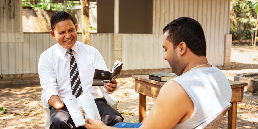 Óscar Serpas studuje s jedním mužem Bibli