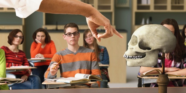 Studenti se na střední škole učí o evoluci