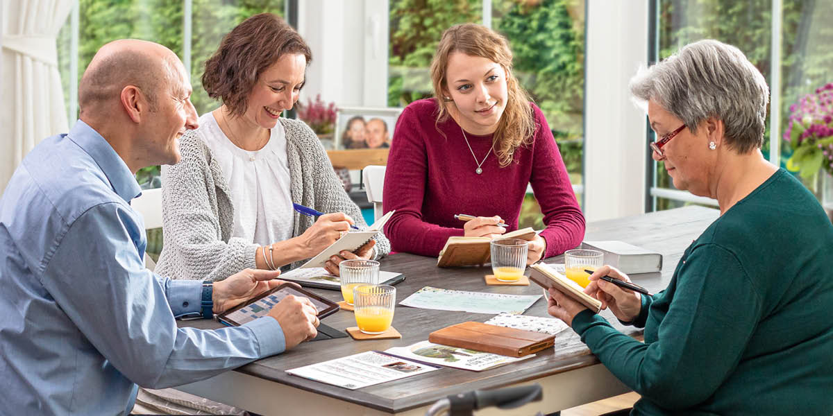 Mladá žena, její rodiče a babička společně probírají své časové plány