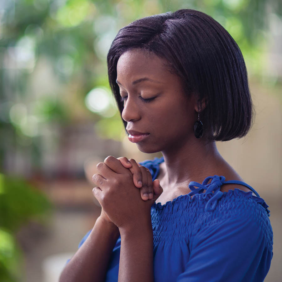 Koláž: Lidé dávají slavnostní slib. 1. Mladá žena se modlí. 2. Muž a žena si během svatebního obřadu vyměňují prstýnky