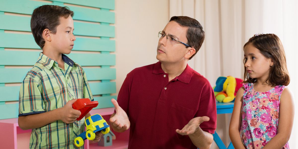 Un padre corrige con amor a sus hijos