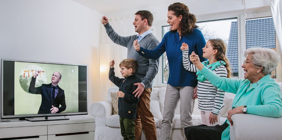 Una familia practica canciones durante la adoración en familia
