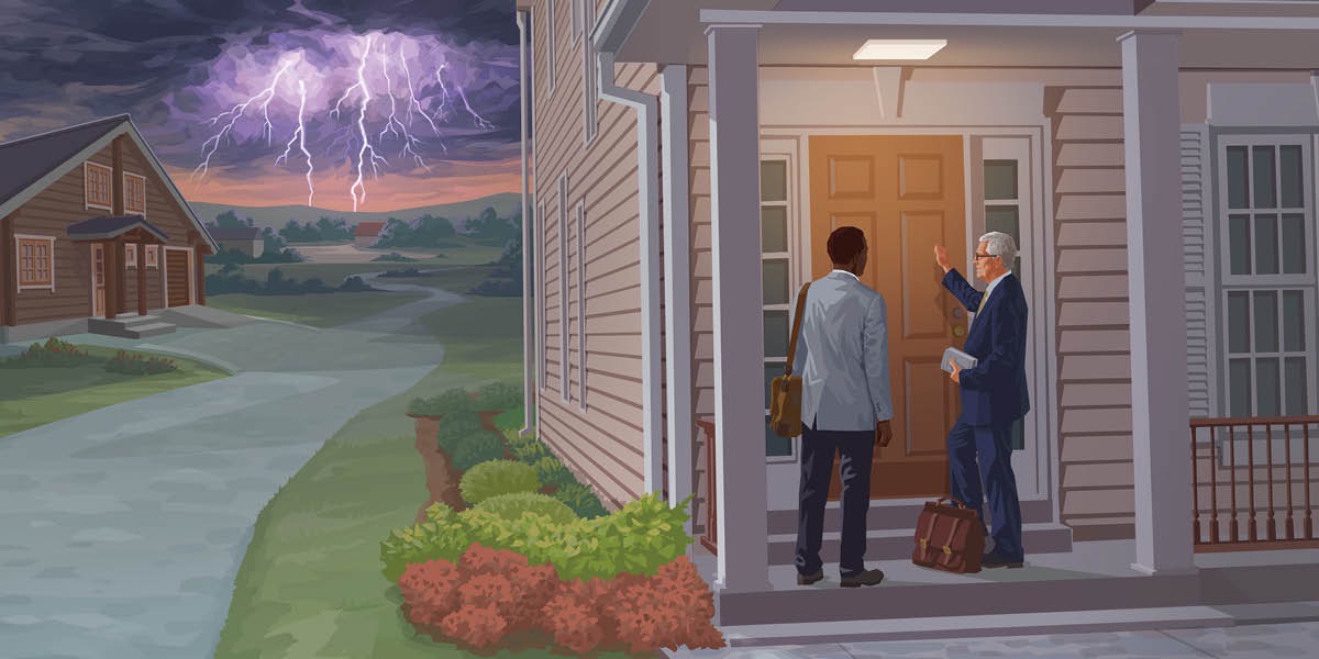 Dos hermanos llaman a una puerta mientras se acerca una tormenta
