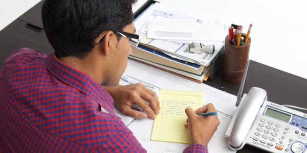 Un hombre haciendo una lista de tareas