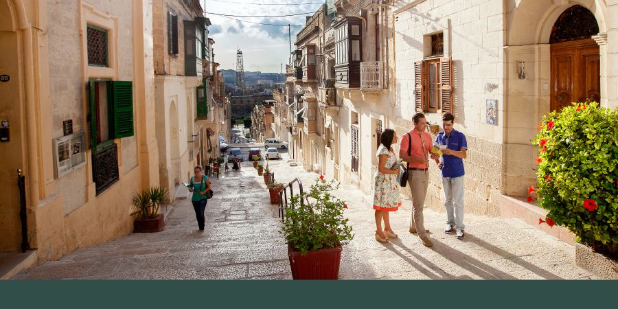 Una pareja de Testigos le predica a un hombre con un tratado en Malta