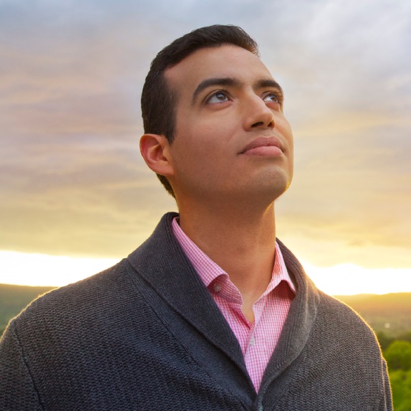 Un hombre pensando en Dios