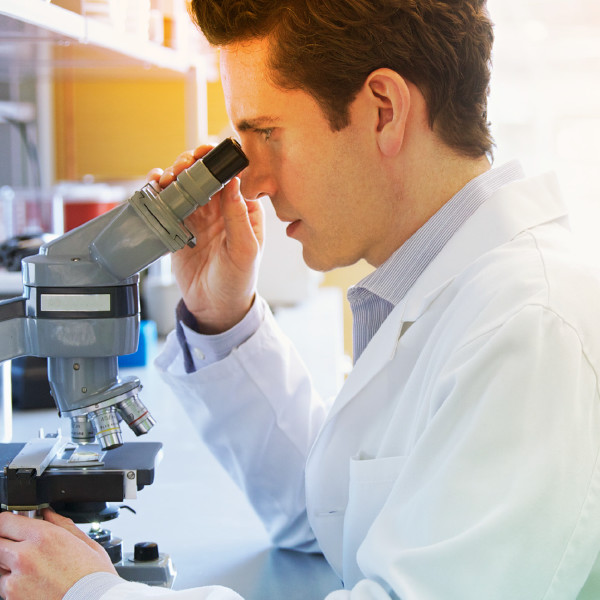 古代一个人在看圣经，现代一个科学家在看显微镜