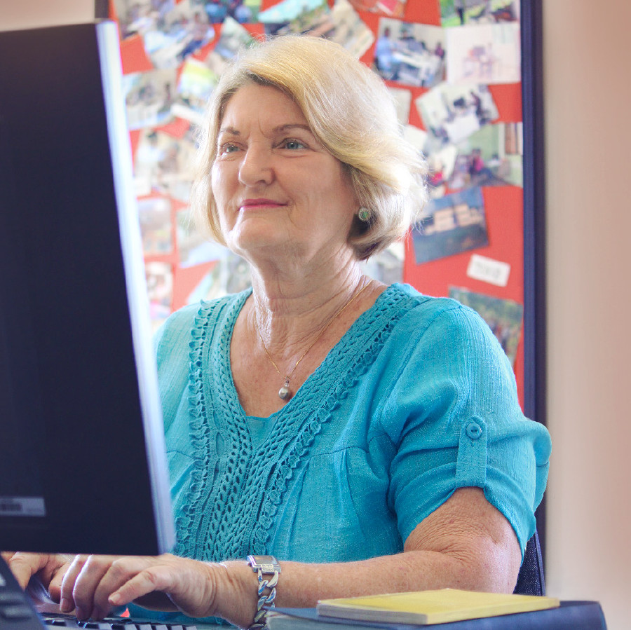 Уэнди Вануатури куҫаракансен аякри офисӗнче ӗҫлет