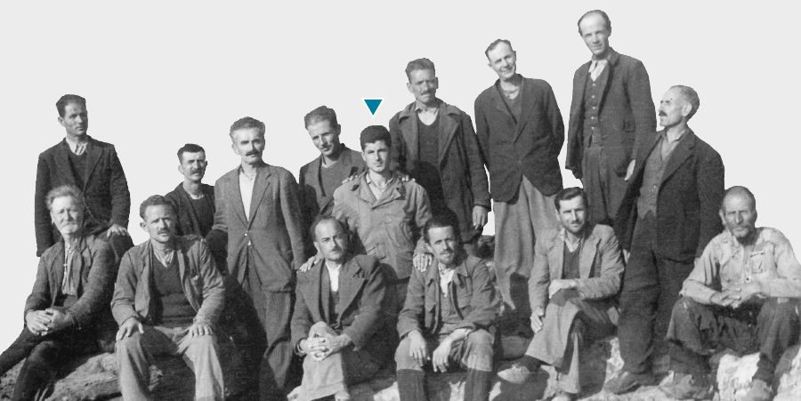 Димитриос Псаррас ытти Свидетельсемпе пӗрле Макронисос утравӗ ҫинче