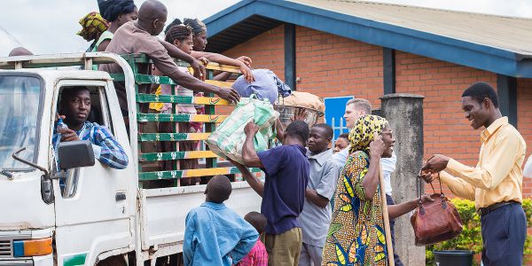 Свидетельсем Патшалӑх залӗ умӗнче беженецсене хӑйсен япалисене параҫҫӗ