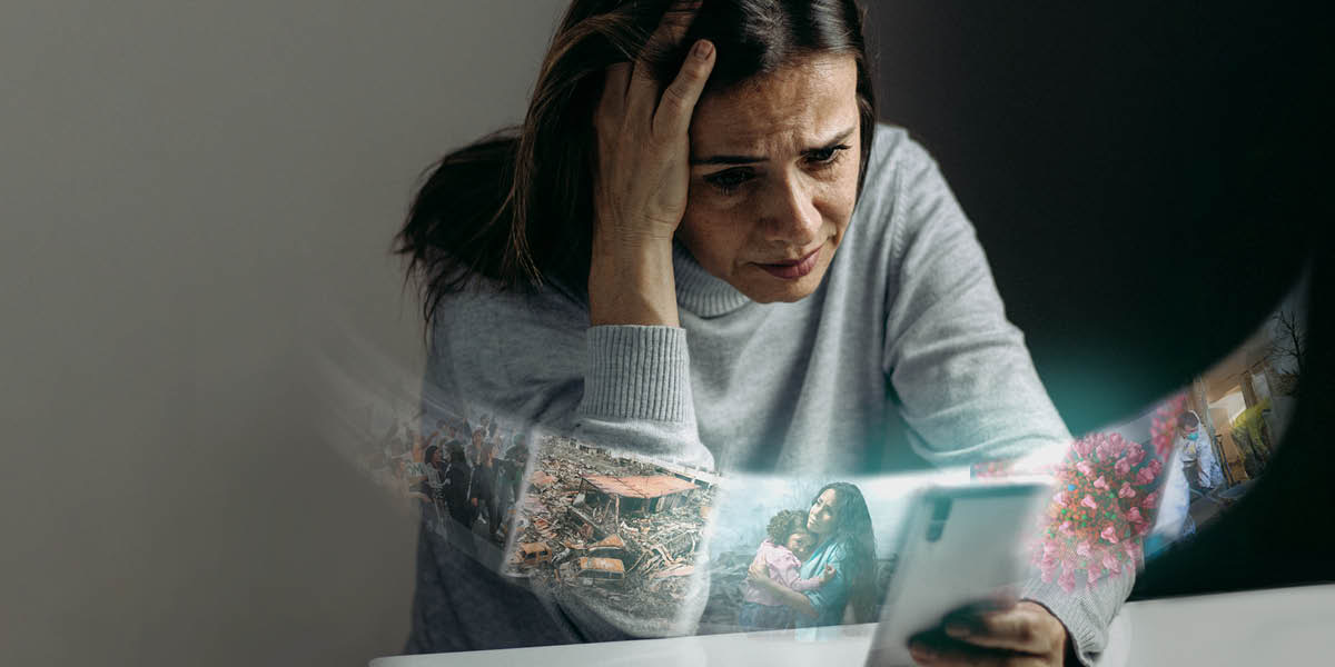 En bekymret kvinde kigger på sin smartphone. Hun ser billeder af social uro, naturkatastrofer, en fortvivlet mor der holder sit barn, en coronaviruspartikel og en hospitalsstue.