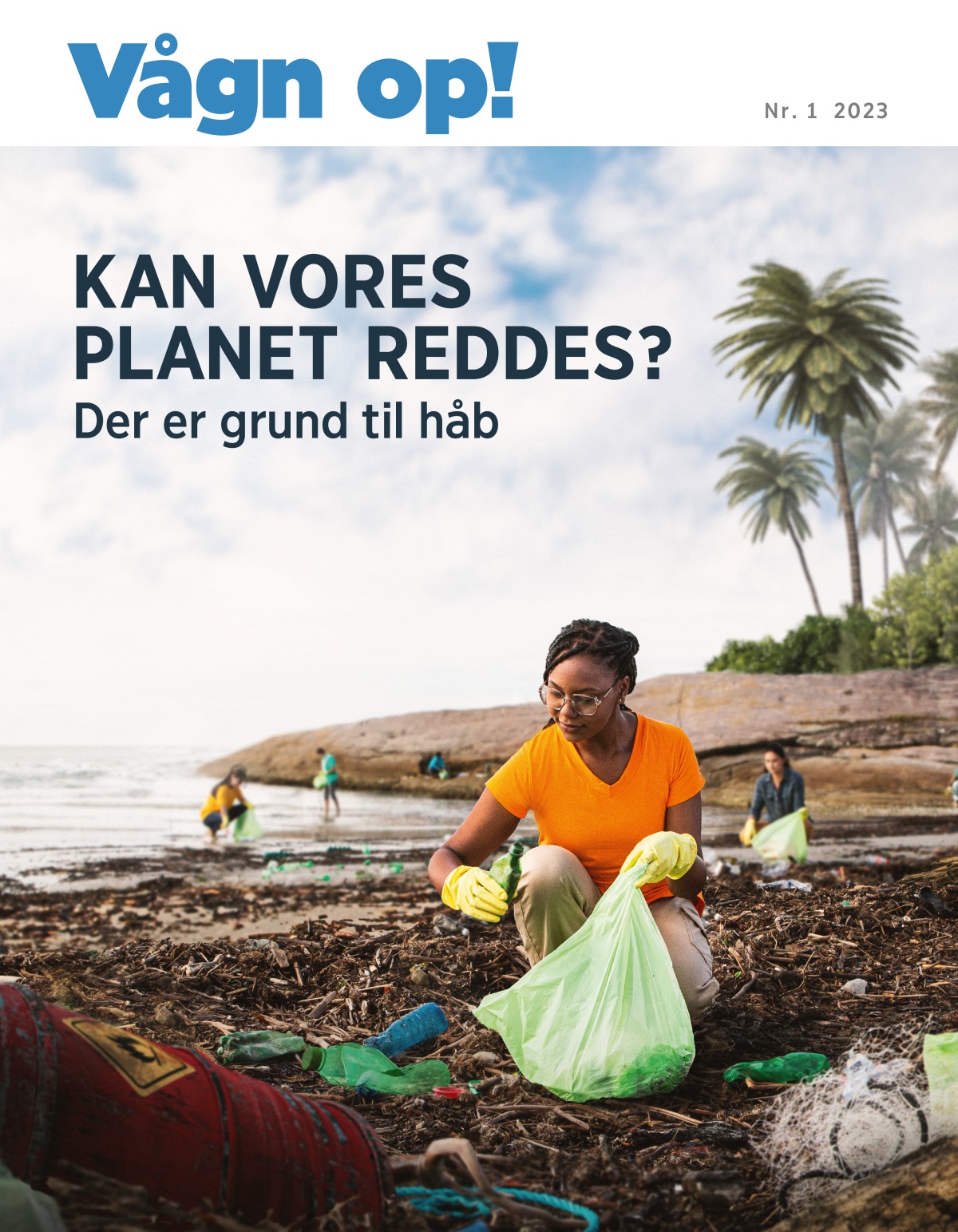 En gruppe mennesker der samler skrald på en strand.