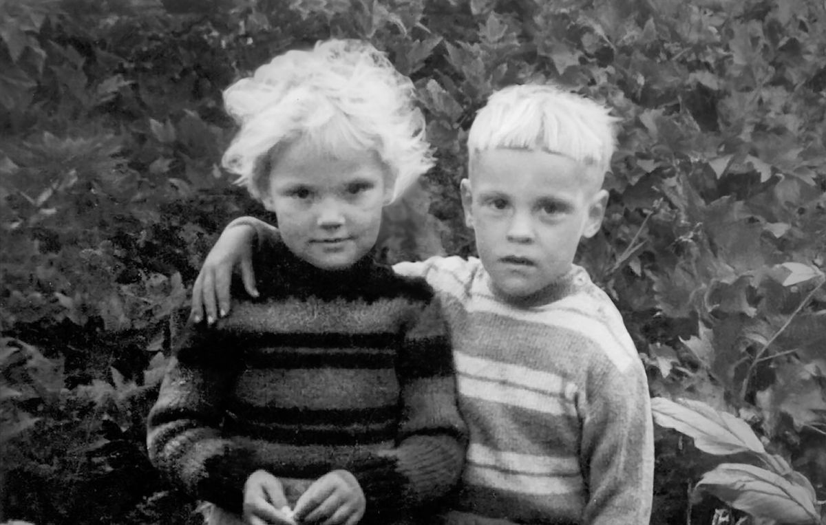 Virgilijus som fireårig. Han har armen rundt om sin tvillingesøster, Danguolė.