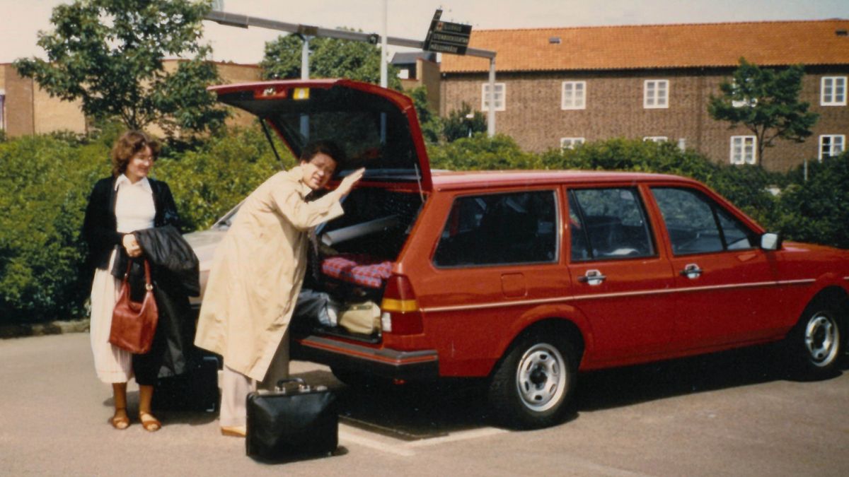 Peter og Lenka læsser bagage ind i bagagerummet på deres bil.