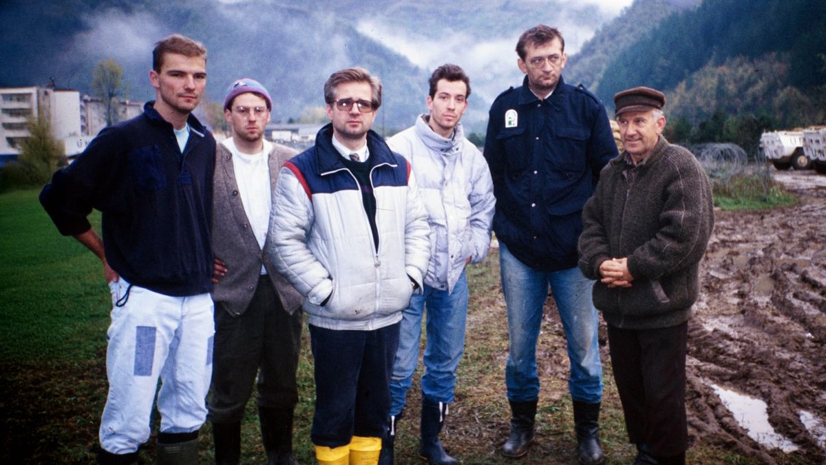 Peter står sammen med andre brødre.