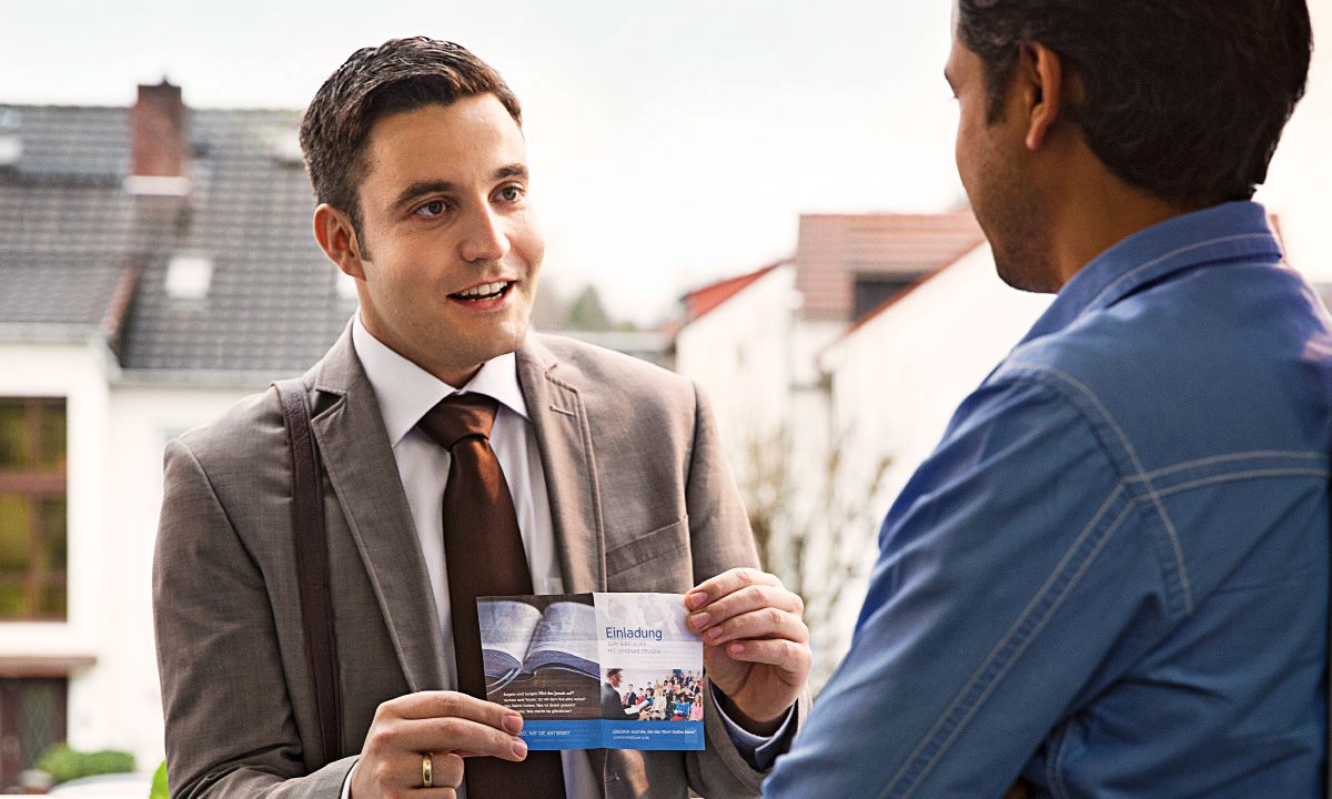 En bror tilbyder en mand invitationen til menighedens møder