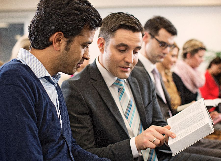 En bror lader en interesseret mand se med i sin bibel