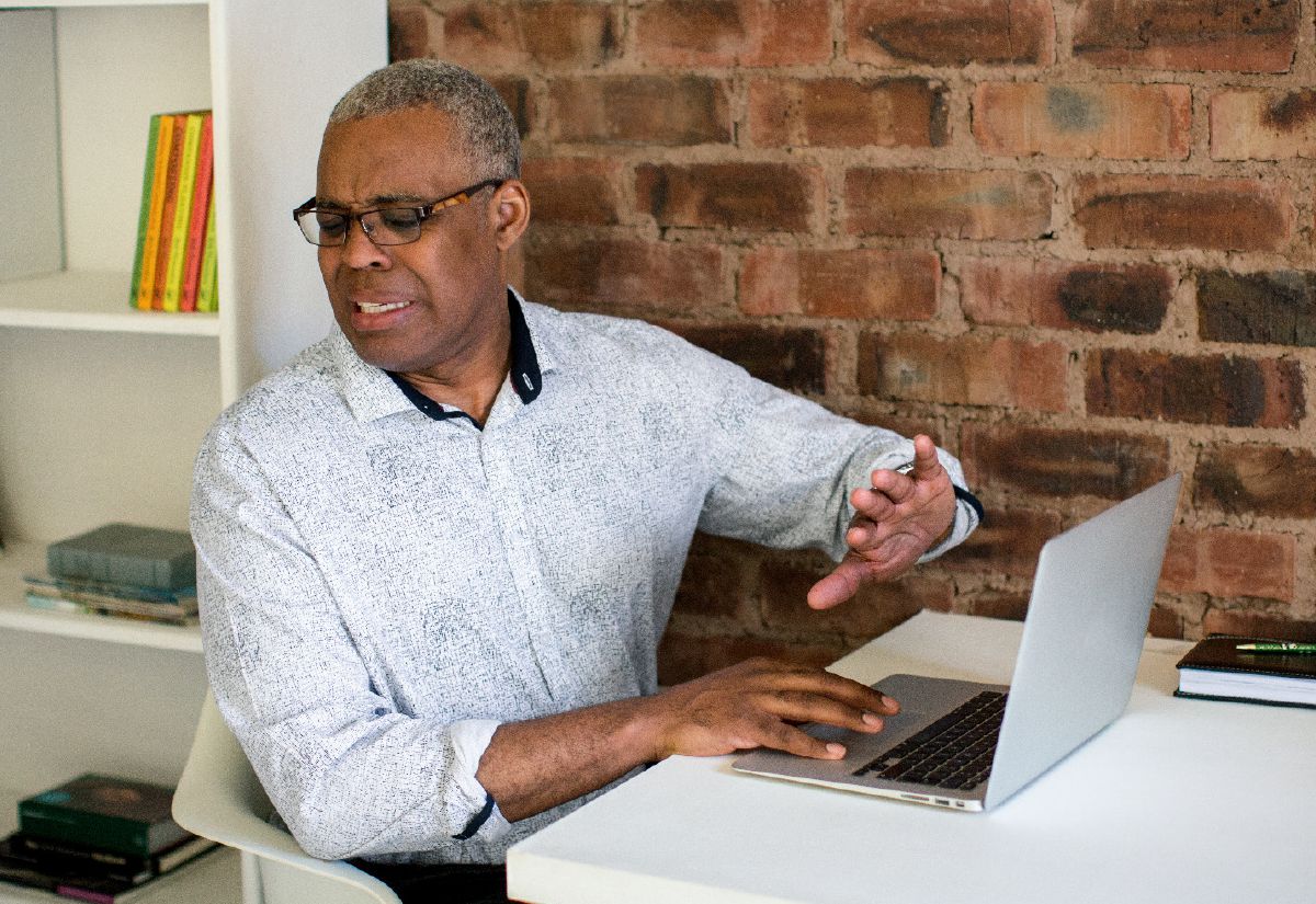 En bror ser væk fra sin computerskærm