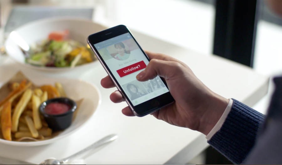 Jin afviser en venneanmodning fra Mee-Kyong på sin telefon.