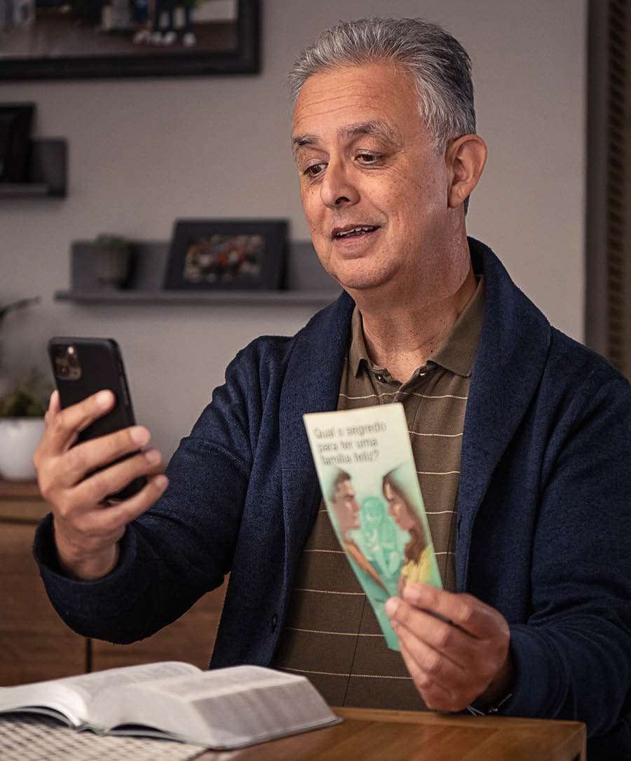 Den samme bror øver sin præsentation ved at optage sig selv på sin telefon.