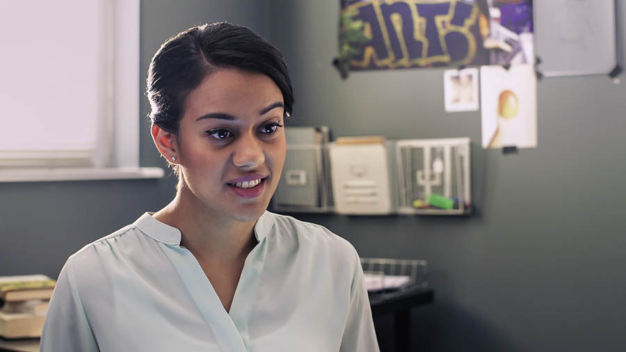 Et billede fra videoen ‘Oplev glæden ved at gøre andre til disciple – Bliv en dygtigere forkynder – Nå hjertet’. Nellie argumenterer ud fra Bibelen.