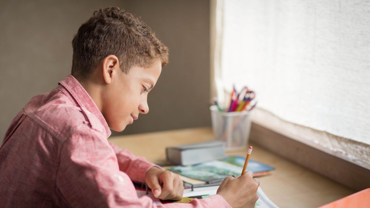 En ung bror har personligt studie. Brochuren “Er livet en Skabers værk?” ligger fremme på hans skrivebord.