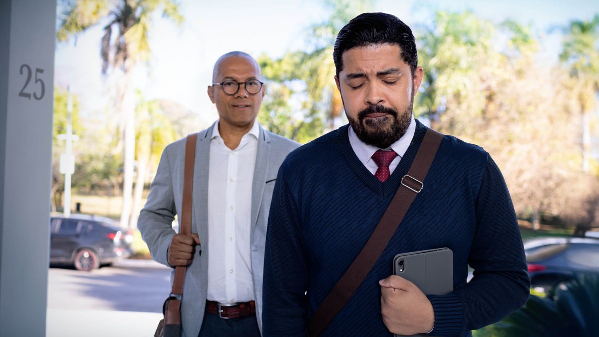 En bror der er nervøs for at gå i forkyndelsen, beder en stille bøn inden han banker på døren.