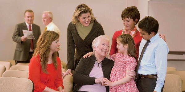 Susana Plasín Udías omgivet af sine kristne brødre og søstre