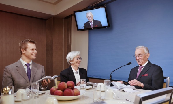 Kenneth Little leder det teokratiske morgenprogram