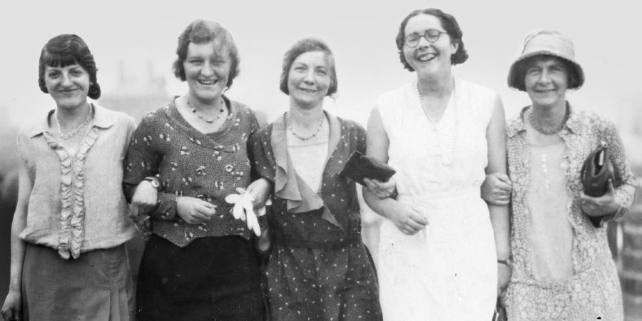 Fem engelske pionersøstre der overværede stævnet i Paris i 1931