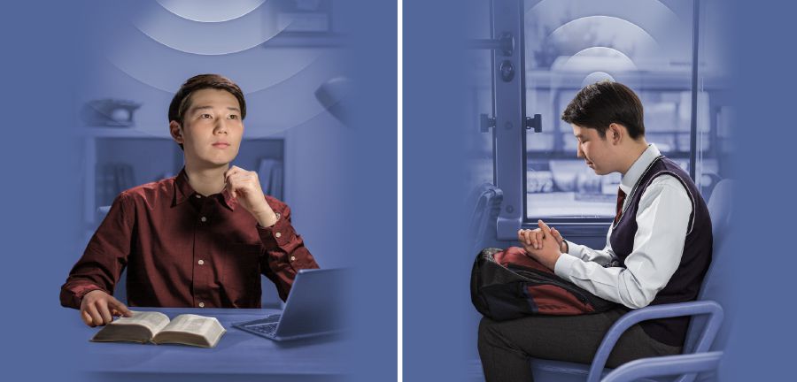 En ung mand kommunikerer med Jehova gennem bibellæsning og bøn