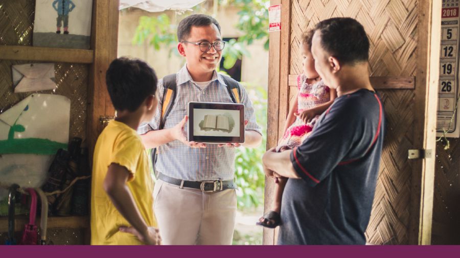 En ung bror viser en film i tjenesten