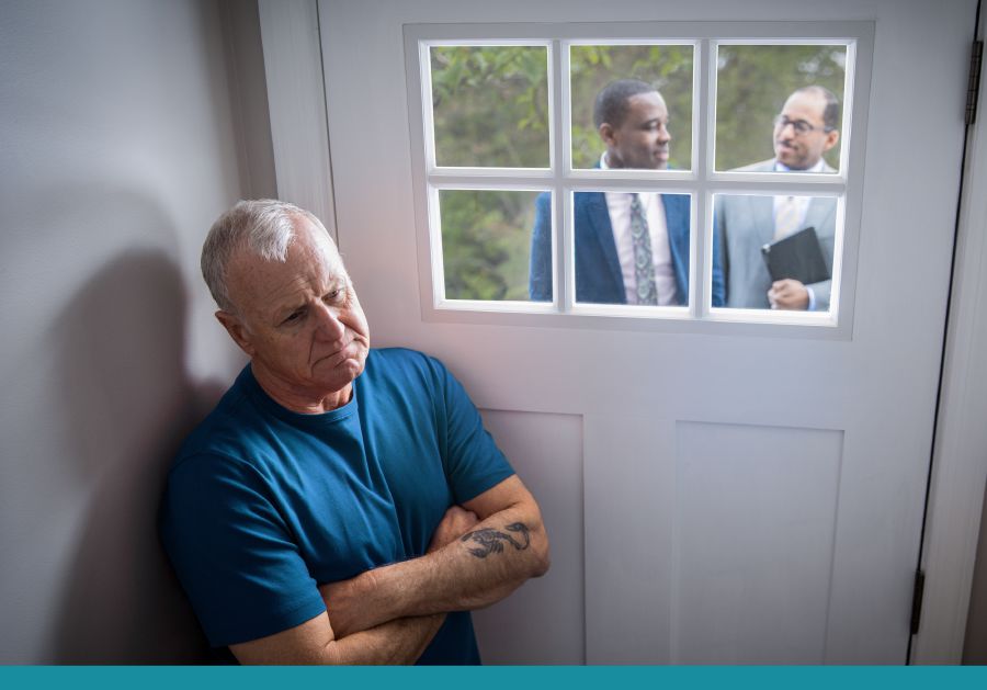 En mand åbner ikke døren da forkynderne ringer på