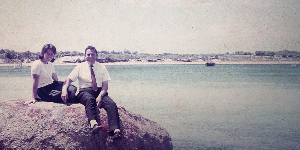 Winston og Pam Payne som unge, sidder på en klippe ved havet