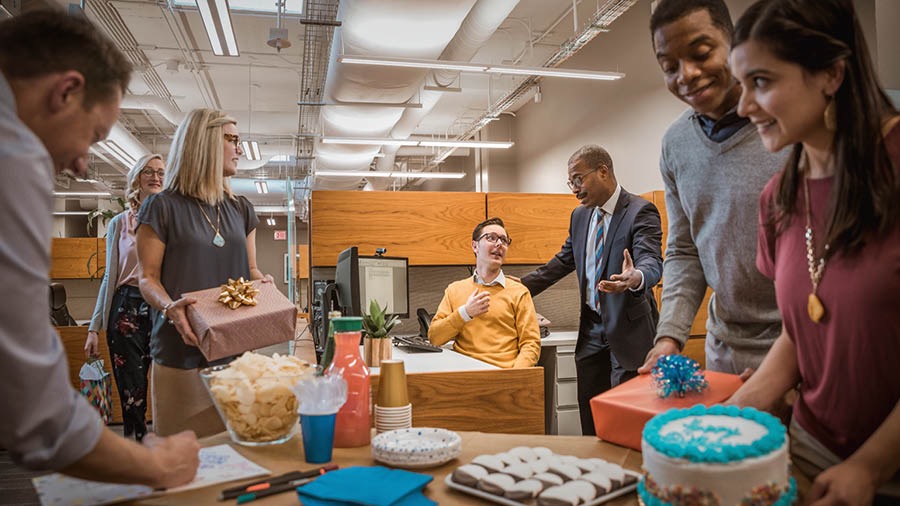 En kollega prøver at overtale en bror til at være med til at fejre fødselsdag på arbejdspladsen. Broren afslår høfligt.