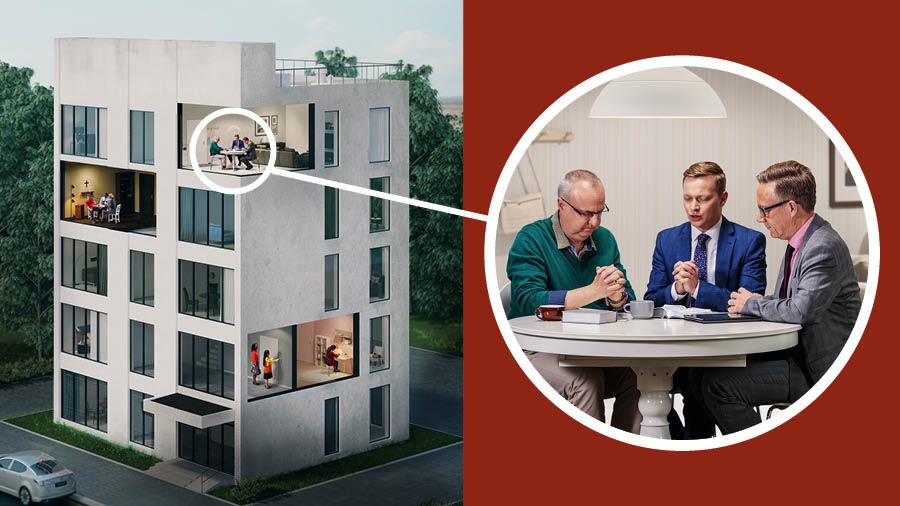 To brødre leder et bibelstudie med en ældre mand. En af brødrene indleder studiet med bøn.