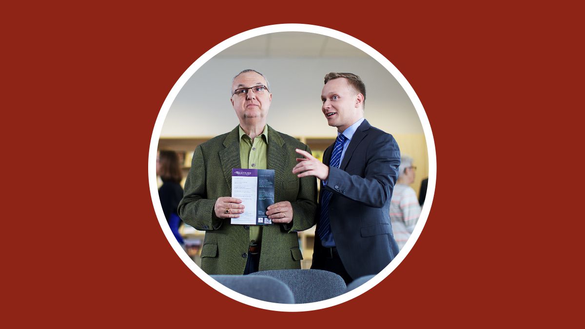 En bror er sammen med sin bibelstudieelev i rigssalen hvor han forklarer hvad der foregår ved møderne.