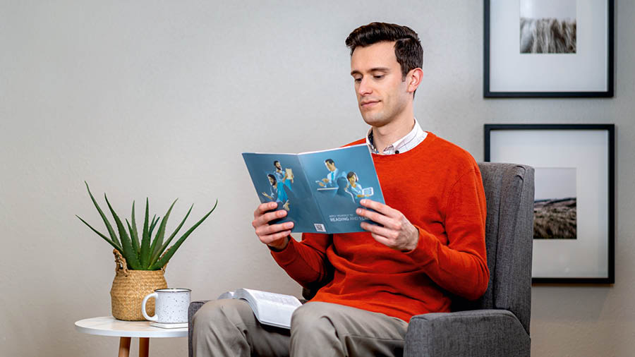 En bror studerer en lektion i brochuren “Bliv bedre til at læse op og undervise”.