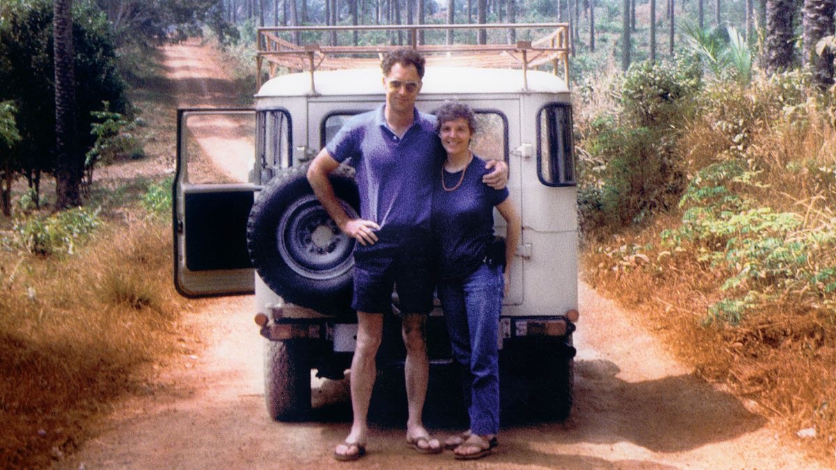 Robert og Pauline ved deres bil.