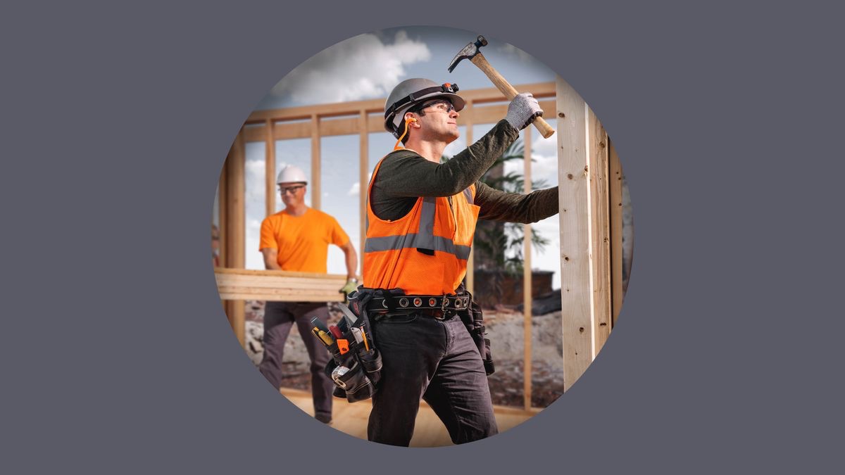 En bror arbejder med på et byggeprojekt.