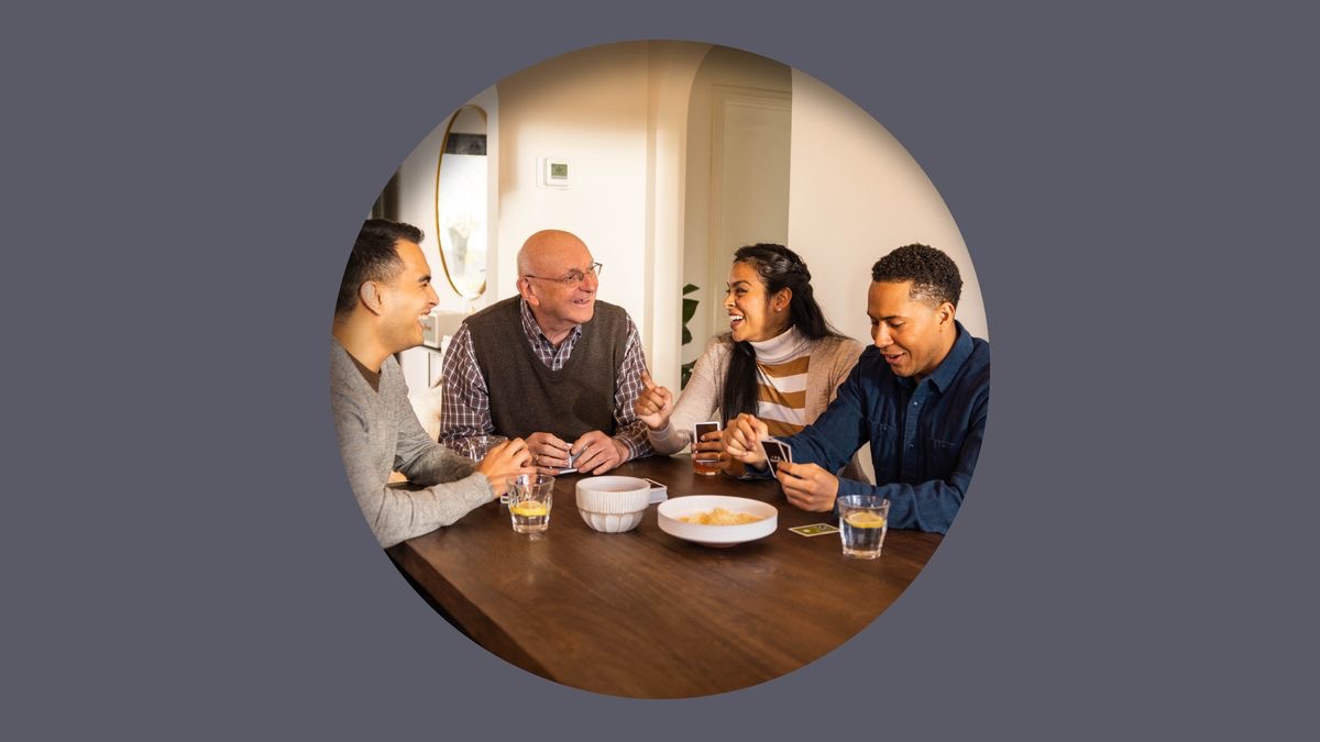 Et ægtepar og en ung bror hygger sig sammen med en ældre bror i hans hjem.