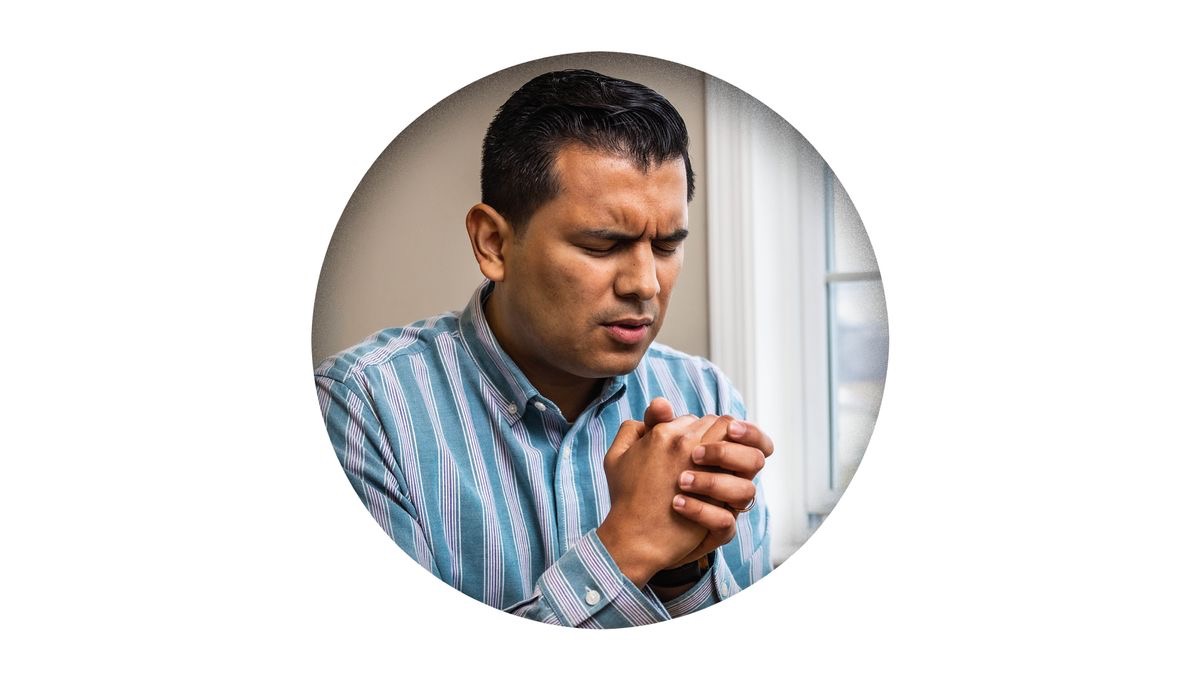 Broren der er afbildet tidligere, beder til Jehova.