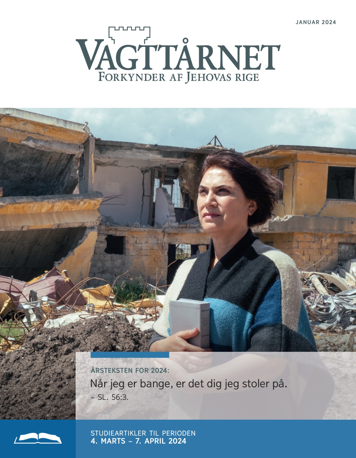 En søster holder Bibelen ind til sig mens hun står foran sit hjem der er blevet ødelagt i en katastrofe. Hun ser rolig og tillidsfuld ud.